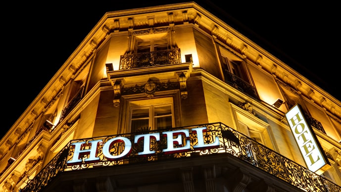 Commercial outdoor lighting on a hotel - Haven Lighting