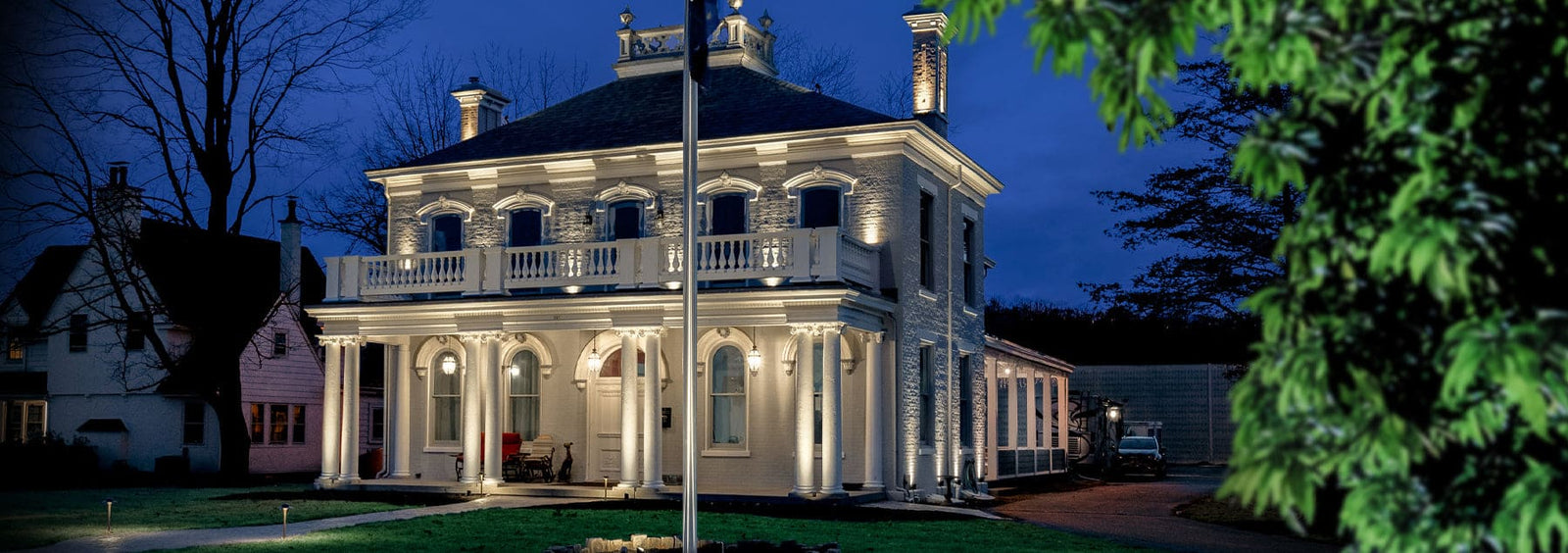 low voltage landscape lighting on luxury home - haven lighting
